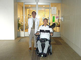 福祉棟玄関前で村井福祉局長と金子氏